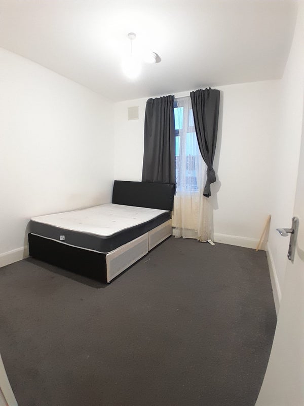 Double Room Available now in CR7 Close to stops