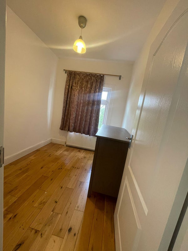 SINGLE room available now