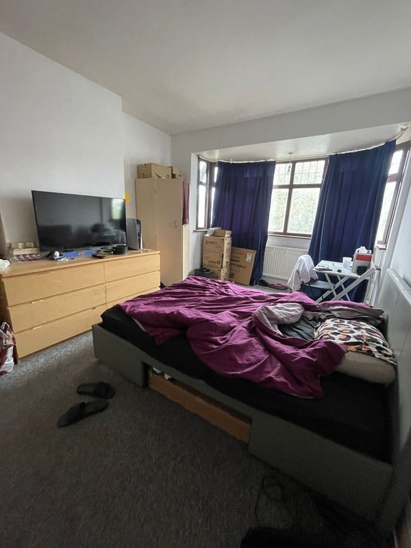 Large Double Room Available Now UB6