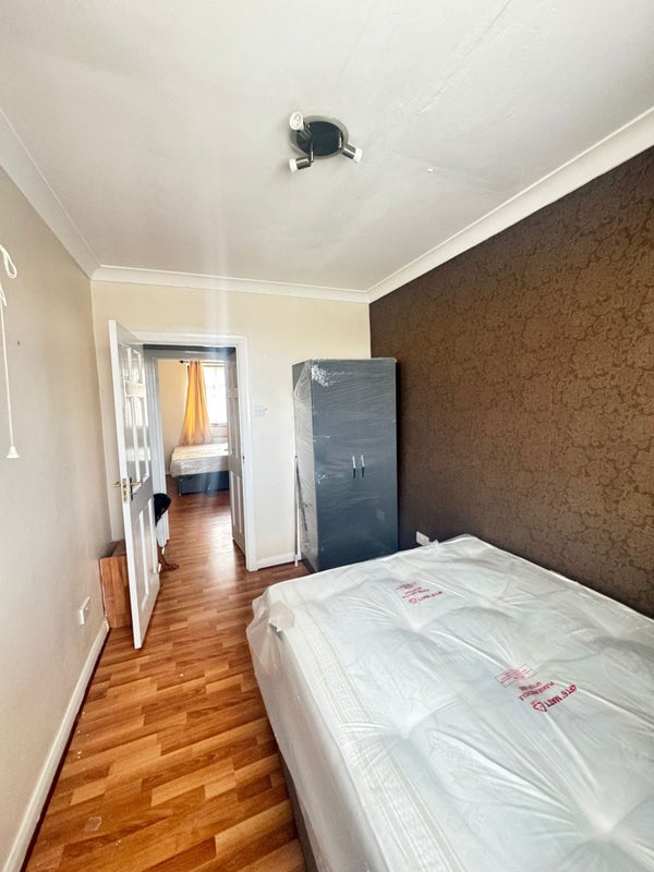 Fully Furnished Double room close to amenities