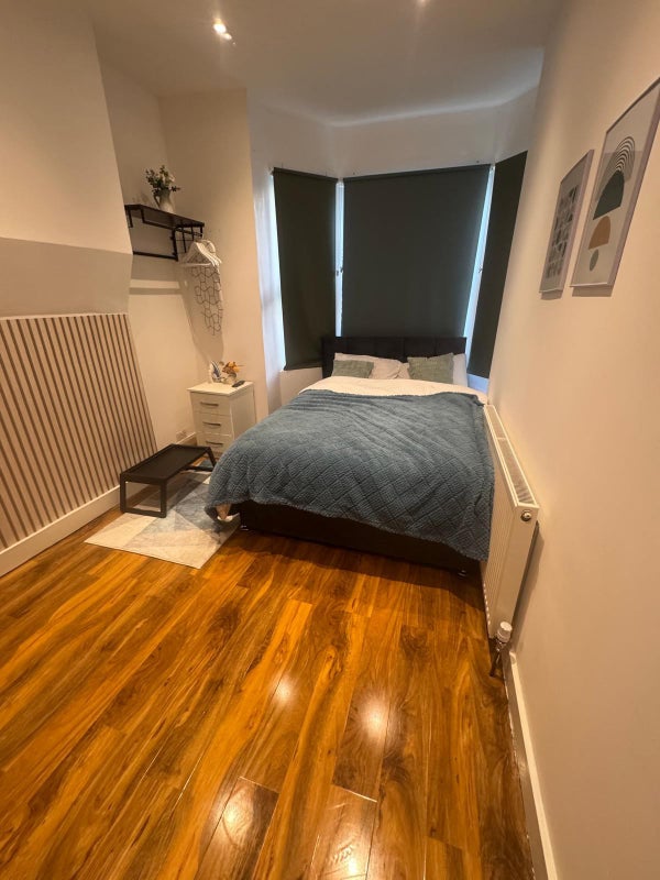 Beautiful Double Room close to station and stops